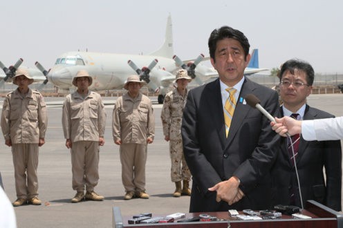Tháng 8 năm 2013, Thủ tướng Nhật Bản thăm Djibouti, Đông Phi và thị sát cứ điểm của Lực lượng Phòng vệ Nhật Bản.